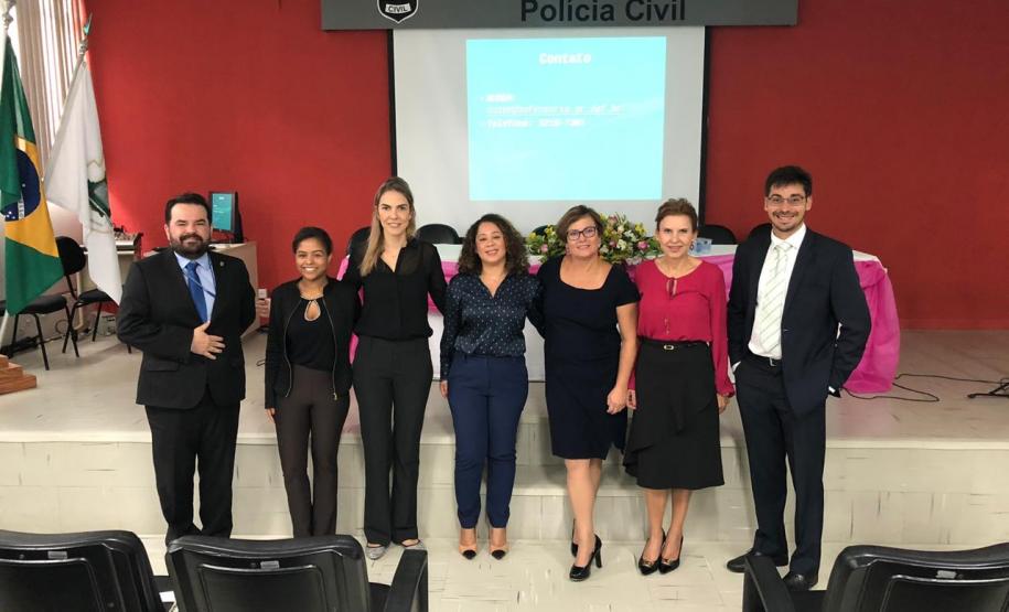 NUDEM palestra na Polícia Civil Na imagem vemos a coordenadora do NUDEM, Dra. Eliana Lopes, a Dra, Patrícia Mendes, o Defensor Público Carlos Augusto Silva Moreira Lima, a psicóloga Jessica Paula da Silva Mendes e a assistente social Janaíne Priscila Nunes dos Santos e mais dois integrantes da Policia Civil.