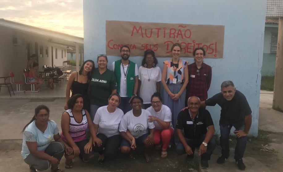 Na foto, o professor Roberto do IFPR, alunos da primeira turma de defensores populares 2018, dra. Eliana Lopes, coordenadora do NUDEM, e o dr. Wisley, defensor auxiliar do NUCIDH.