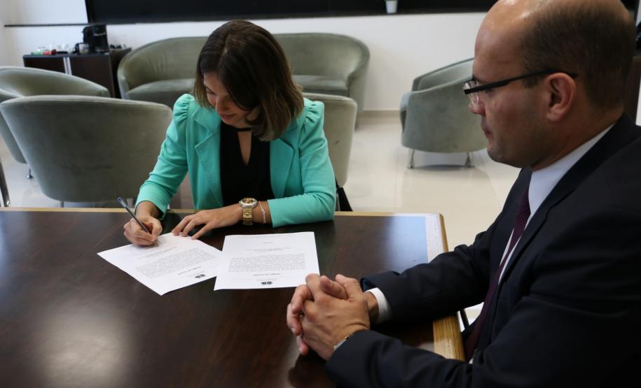 Nova defensora toma posse Doutora Renata Groetaers e doutor Eduardo Abraão