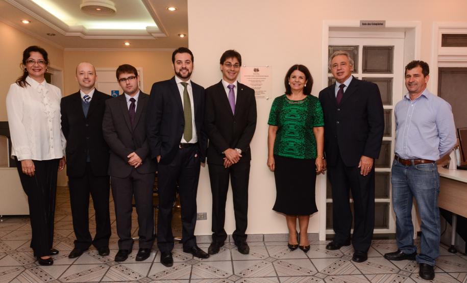 A partir da esquerda: a Procuradora Geral do Município, Inger Kalben Silva, o juiz da Vara Criminal de São José dos Pinhais, Alexandre Waltrick Calderari, os defensores públicos Renan Thomé de Souza Vestina, Dezidério Machado Lima e Carlos Augusto Silva Moreira Lima, a defensora pública-geral, Josiane Fruet Bettini Lupion, o prefeito de São José dos Pinhais, Luiz Carlos Setim e o vice-prefeito Toninho da Farmácia.