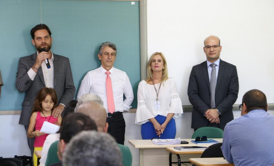 Da esquerda para a direita: os deputados estaduais, Goura e Tadeu Veneri, a coordenadora do Departamento de Jovens e Adultos da Secretaria Estadual de Educação, Marcia Leonora Dudeque e o defensor público-geral, Eduardo Abraão.