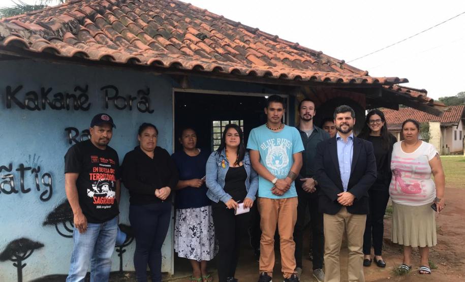 A equipe do CAM e alguns membros da aldeia