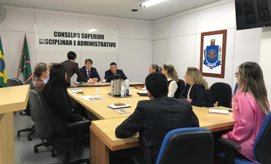 NUDEM e NUCIDH fazem solicitação de local de prisão próprio para pessoas transgêneros Mesa de reunião do Grupo de Trabalho