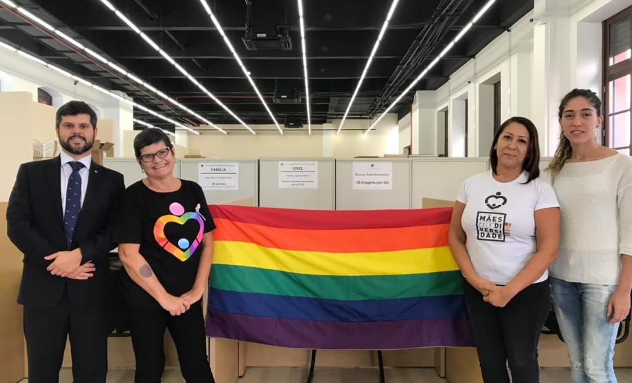 Na foto, o coordenador do CAM, dr. Erick Lé Ferreira, as integrantes da associação Mães Pela Diversidade, Marise Felix e Denise e a relações públicas do CAM, Janaína Ferreira dos Santos.