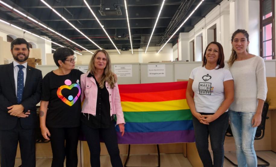 Na foto, o coordenador do CAM, dr. Erick Lé Ferreira, as integrantes da associação Mães Pela Diversidade, Marise Felix e Denise, a relações públicas do CAM, Janaína Ferreira dos Santos e assistida da DPPR e nova integrante da associação.