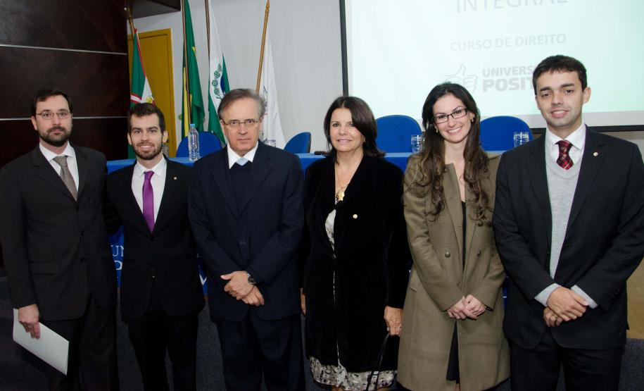 A partir da esquerda: Roberto Di Benedetto (Coordenador do Curso de Direito da UP), Bruno de Almeida Passadore (defensor público), José Pio Martins (Reitor da UP), Josiane Fruet Bettini Lupion (defensora pública-geral), Thais Lunardi (Coordenadora do Núcleo de Prática Jurídica da UP) e André Giamberardino (subdefensor público-geral).