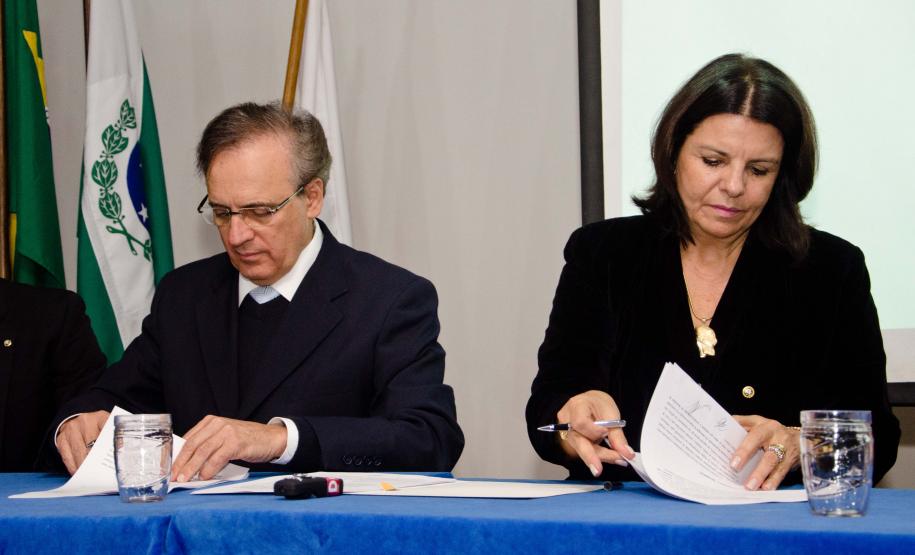 O reitor da UP, José Pio Martins, e a defensora pública-geral do Estado, Josiane Fruet Bettini Lupion.