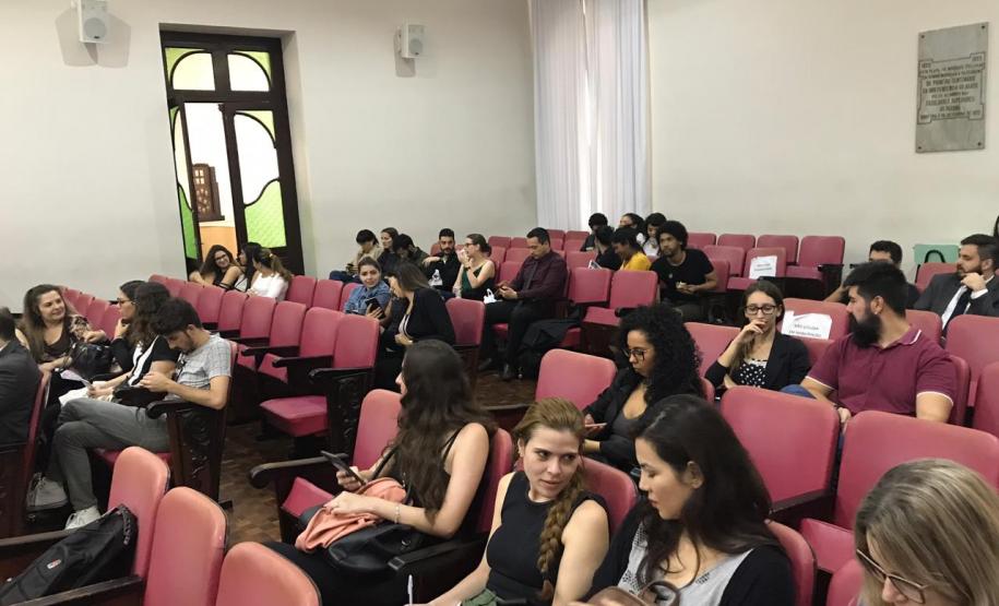 Alunos da Universidade Positivo e Universidade Federal do Paraná presentes na primeira etapa para o mutirão.