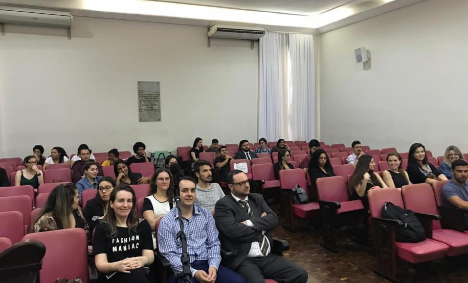 Alunos da Universidade Positivo e Universidade Federal do Paraná presentes na primeira etapa para o mutirão.