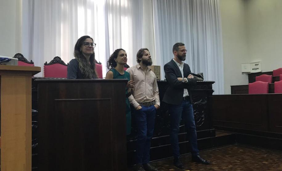 Defensores públicos e professores presentes no evento.