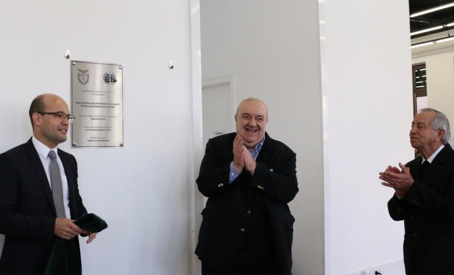 DPPR inaugura Sede Central de Atendimento O defensor público-geral, dr. Eduardo Abraão, e o prefeito de Curitiba, Rafael Greca, fazendo o descerramento da placa
