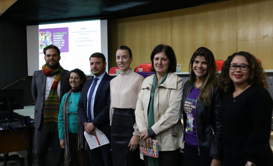 Da esquerda para a direita, o deputado estadual, Goura, a socióloga e palestrante, Ligia Aparecida Corrêa Cardieri, o defensor público e representante da ADEPAR, dr
