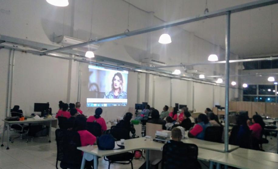 Reunião do projeto "Recomeçar" com as assistidas.