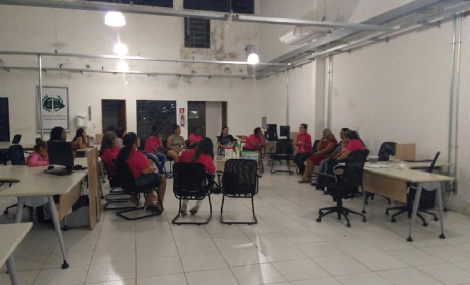 Reunião do projeto "Recomeçar" com as assistidas.