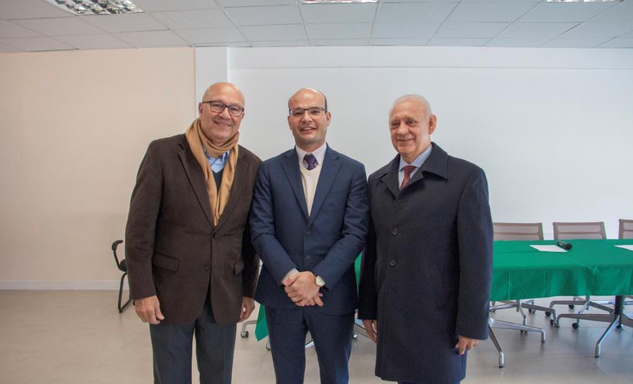 DPE-PR e ALEP assinam Termo de Cooperação Técnica Da direita para a esquerda: o deputado estadual e primeiro secretário da ALEP, Luiz Cláudio Romanelli, o defensor público-geral do Estado, dr. Eduardo Abraão e o presidente da Assembleia Legislativa do Paraná, Ademar Traiano.