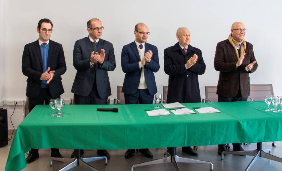 DPE-PR e ALEP assinam Termo de Cooperação Técnica Da direita para esquerda: o subchefe da Casa Civil, Alexandre Guimarães, o assessor da governadoria, Marcos Aurélio Souza Pereira, o defensor público-geral do Estado, dr. Eduardo Abraão, o presidente da Assembleia Legislativa do Paraná, Ademar Traiano e o deputado estadual e primeiro secretário da ALEP, Luiz Cláudio Romanelli.