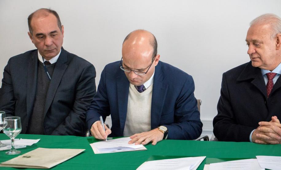 DPE-PR e ALEP assinam Termo de Cooperação Técnica O defensor público-geral do Estado assinando o Termo de Cooperação Técnica.