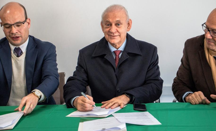 DPE-PR e ALEP assinam Termo de Cooperação Técnica O presidente da Assembleia Legislativa do Paraná, Ademar Traiano assinando o Termo de Cooperação Técnica.