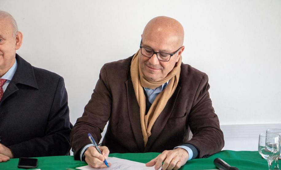 DPE-PR e ALEP assinam Termo de Cooperação Técnica O deputado estadual e primeiro secretário da ALEP, Luiz Cláudio Romanelli assinando o Termo de Cooperação Técnica.