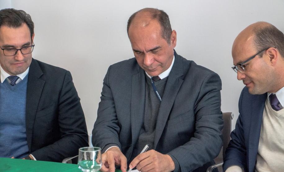 DPE-PR e ALEP assinam Termo de Cooperação Técnica O assessor da governadoria, Marcos Aurélio Souza Pereira, representando o governador Carlos Massa Ratinho Junior, assinando o Termo de Cooperação Técnica.