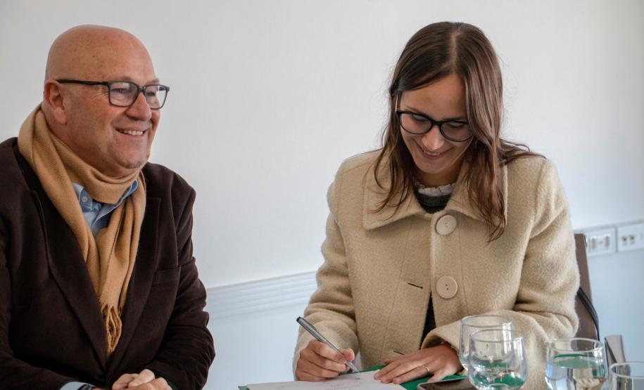 DPE-PR e ALEP assinam Termo de Cooperação Técnica A presidenta da Associação das Defensoras e Defensores Públicos do Estado do Paraná, Lívia Martins Salomão Brodbeck e Silva assinando o Termo de Cooperação Técnica.