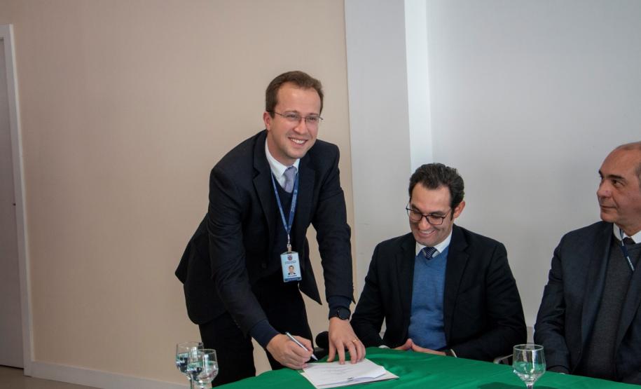 DPE-PR e ALEP assinam Termo de Cooperação Técnica O diretor legislativo, Dylliardi Alessi assinando o Termo de Cooperação Técnica.
