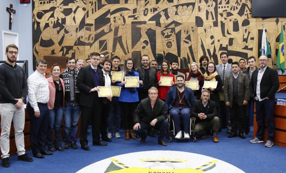 Presente nesta foto membros, servidores e estagiários além dos vereadores da Câmara Municipal de Ponta Grossa