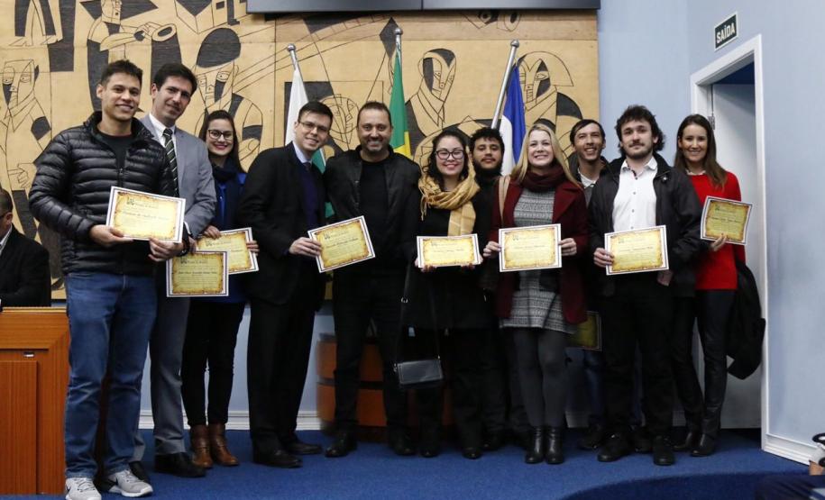 Os homenageados presentes: os Defensores Públicos Júlio César Duailibe Salem Filho e Ricardo Milbrath Padoim, o técnico administrativo Cristian de Andrade Urban, as servidoras Ana Letícia de França, Sílvia Haas Amaral e Tamima Gobbo Tuma Schrut e os estagiários Evaristo Tomazoni Neto, Paulo Rogério Carneiro, Marcal Christian Gomes dos Santos e Caroline Akemi Okida.