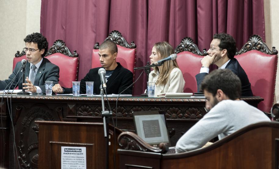 A partir da esquerda: O defensor público chefe de Gabinete da DPPR, Fernando Redede, o presidente da Associação dos Funcionários da DPPR, Renato de Almeida Freitas Junior, a presidenta da Associação dos Defensores, Thaísa Oliveira dos Santos, e o defensor público da área criminal, Antônio Vitor Barbosa de Almeida, na Audiência Pública sobre a atuação da Defensoria durante a Copa, realizada no dia 28 de abril.