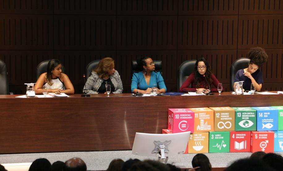 Defensora Pública palestra sobre violência contra mulher negra Composição do Painel "Violência contra mulheres negras".