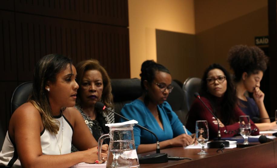 Defensora Pública palestra sobre violência contra mulher negra Dra. Flora Vaz Cardoso Pinheiro.