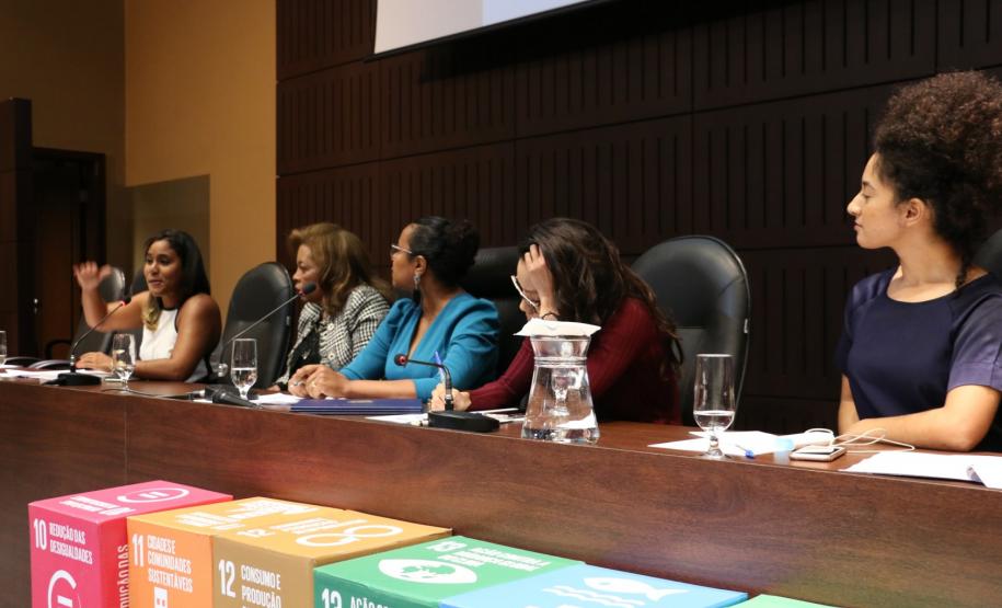 Defensora Pública palestra sobre violência contra mulher negra Composição do Painel "Violência contra a mulher negra".