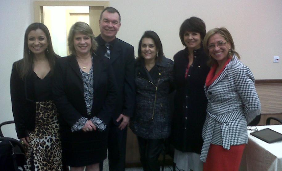 A partir da esquerda: Kassandra Campos Pinto, defensora pública do Estado do Pará e 2º vice-presidente; a juíza do Estado do Paraná, Maria Roseli Guiessmann, nova presidente da ABMP; o 1º secretário Renato Barão Varalda, promotor de Justiça do Distrito Federal; a ex-presidente da ABMP, a defensora pública Hélia Maria Amorim Santos Barbosa; a defensora pública-geral do Estado do Paraná, Josiane Fruet Bettini Lupion, suplente do Conselho Fiscal; e Édina Maria Silva de Paula, procuradora de