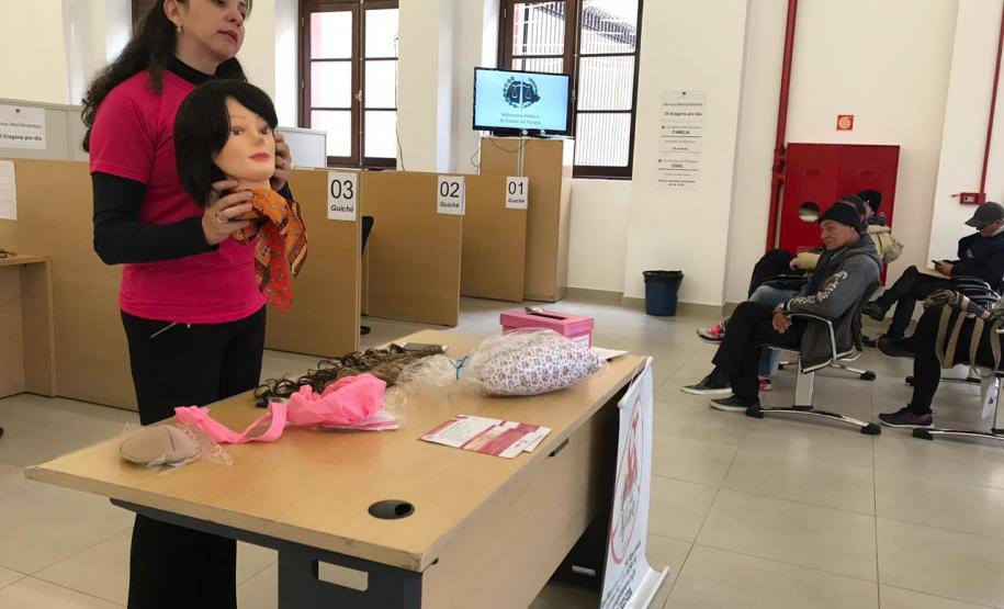 Projeto “Educação em Direitos: Saúde da Mulher” tem sua 4ª palestra Voluntária Daniele Banzzanatto realizando a palestra.