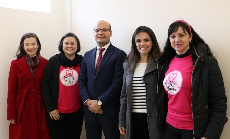 Projeto “Educação em Direitos: Saúde da Mulher” tem sua 4ª palestra Assinatura do Termo de Colaboração. Da esquerda para direita: a assistente social da EDEPAR, Gabriele Bahr; a presidente da AAMA, Macarcy de Fátima Bernardini Engelbert; o defensor público-geral, dr. Eduardo Abraão; a diretora da EDEPAR, dra. Flávia Palazzi; a voluntária da AAMA, Daniele Banzzanatto.
