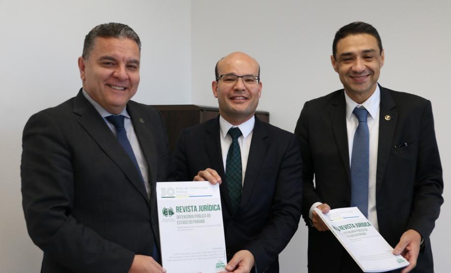 Presidente do TJPR visita a Sede Administrativa da DPE-PR Da esquerda para direita:o presidente do TJPR, Des. Adalberto Jorge Xisto Pereira; o defensor público-geral, dr. Eduardo Abraão; e o juiz auxiliar da presidência, dr. João Manasses