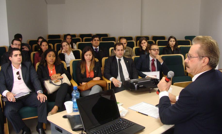 O advogado Juarez Cirino dos Santos conduziu a palestra "A defesa penal e a proteção contra autoincriminação".