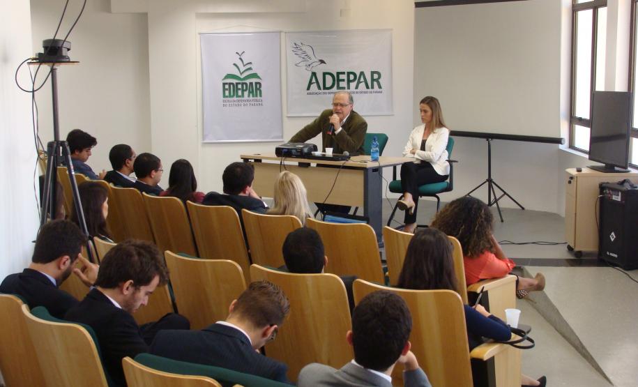"A questão agrária no estado do Paraná e a atuação da Defensoria Pública" foi o tema da palestra do procurador do Estado do Paraná e membro do Conselho Diretor do Instituto Latinoamericano de Servicios Legales Alternativos (ILSA), Carlos Frederico Mares de Souza Filho.