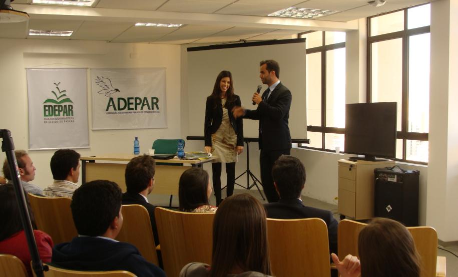 No final da tarde, servidores e estagiários da instituição participaram de uma capacitação sobre o atendimento e as áreas de atuação da Defensoria. Na foto, a Coordenadora do Centro de Atendimento Multidisciplinar, defensora Paula Grein Del Santoro, e o defensor Newton Pereira Portes Júnior.