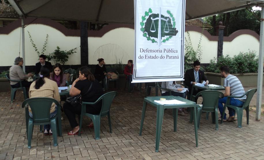Em Foz do Iguaçu, defensores públicos foram pra praça do colégio Bartolomeu Mitre, no centro da cidade, para prestar orientação jurídica à população e apresentar a instituição ao público.