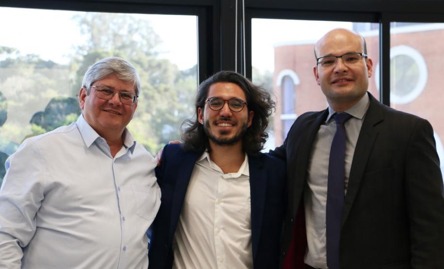 Thiago Hoshino é eleito ouvidor-geral externo da DPE-PR Da esquerda para a direita: o ex-ouvidor-geral externo, Gerson da Silva; o ouvidor-geral externo eleito, Thiago Hoshino; e o defensor público-geral, dr. Eduardo Abraão.