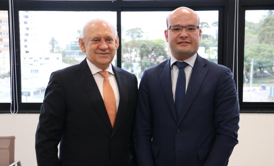 DPE-PR recebe presidente da ALEP Na ocasião, além de conhecer a Sede Administrativa da Defensoria Pública do Estado, ele recebeu informações acerca do funcionamento da DP em todo o Paraná.