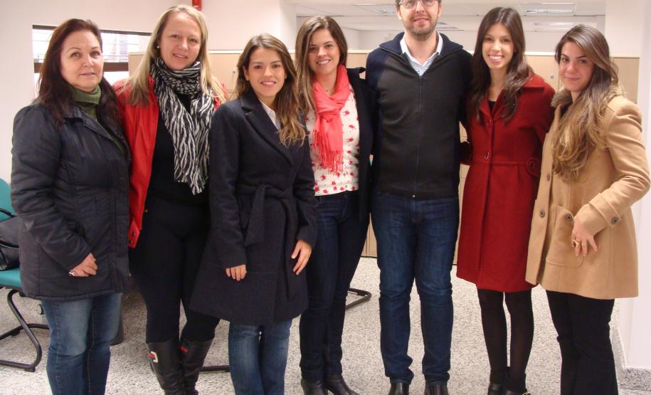 A partir da esquerda: Stella Maris Machado Natal, advogada do CRM; Eunicia Lohn, coordenadora do CRM; Natalia Marcondes e Martina Olivero, defensoras públicas; Leandro Franklin, professor do NPJ;  Paula Grein Del Santoro, coordenadora do CAM; e Anna Carla Marques, defensora pública.