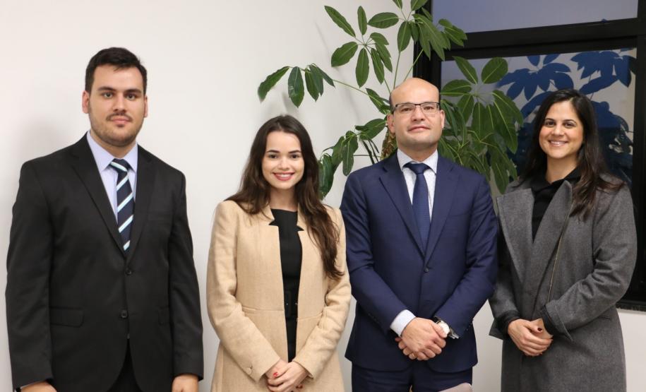 DPE-PR empossa novos(as) Defensores(as) Públicos(as) Da direita para a esquerda: Raphael Siqueira Neves, Terena Figueredo Nery, dr. Eduardo Abraão e Luana Neves Alves.
