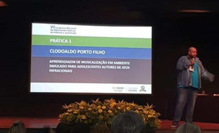 O psicologo Clodoaldo Porto Filho apresentando seu trabalho.