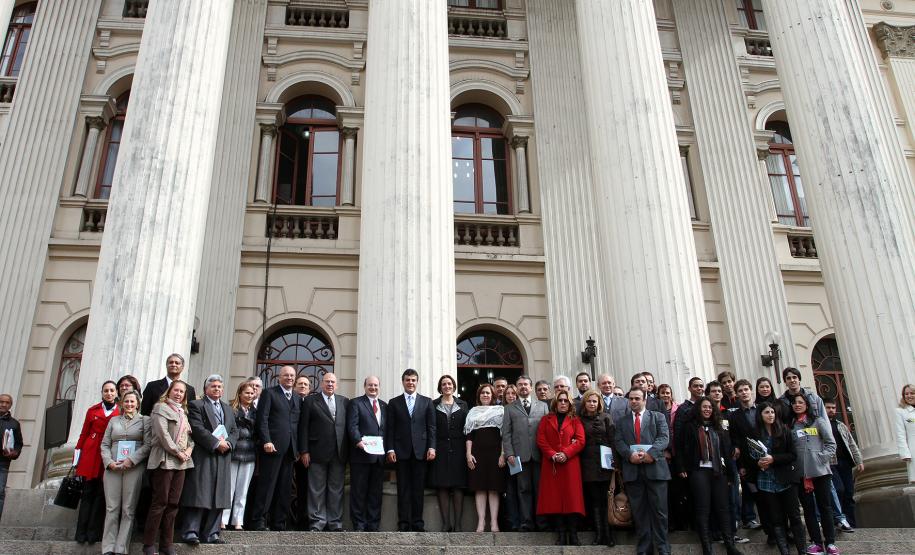 Governador Beto Richa posa para foto após a solenidade que sancionou a lei que cria a Defensoria Pública do Paraná - em 19 de maio de 2011.