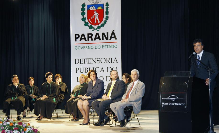 Governador Beto Richa dá posse à primeira defensora pública-geral do Paraná, Josiane Fruet Bettini Lupion, e a nove defensores oriundos da Secretaria da Justiça, que passam a integrar o novo órgão - em 25 de outubro de 2011.