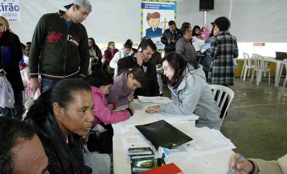Defensoria Pública atua no "Paraná em Ação" de Colombo - em 18 de maio de 2013.