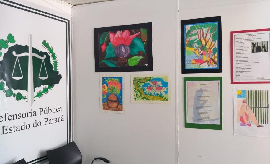 DPE-PR em Francisco Beltrão recebe exposição de artes produzidas por apenados Trabalhos produzidos por detentos da penitenciaria de Francisco Beltrão.