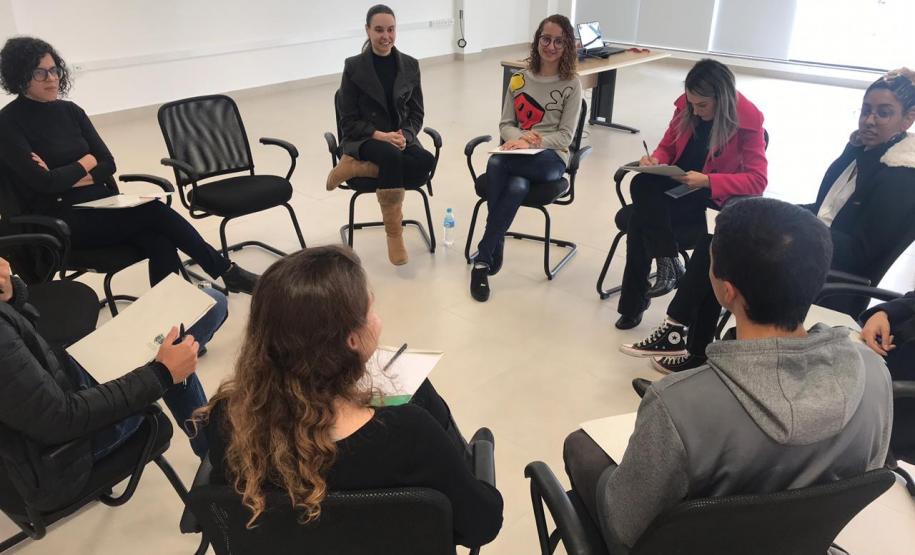 EDEPAR realiza 1ª edição do curso “Lidando com a Ansiedade e Aprendendo a Falar em Público” A formação contou com exercícios de relaxamento e abordou técnicas de como elaborar e se portar durante uma apresentação oral
